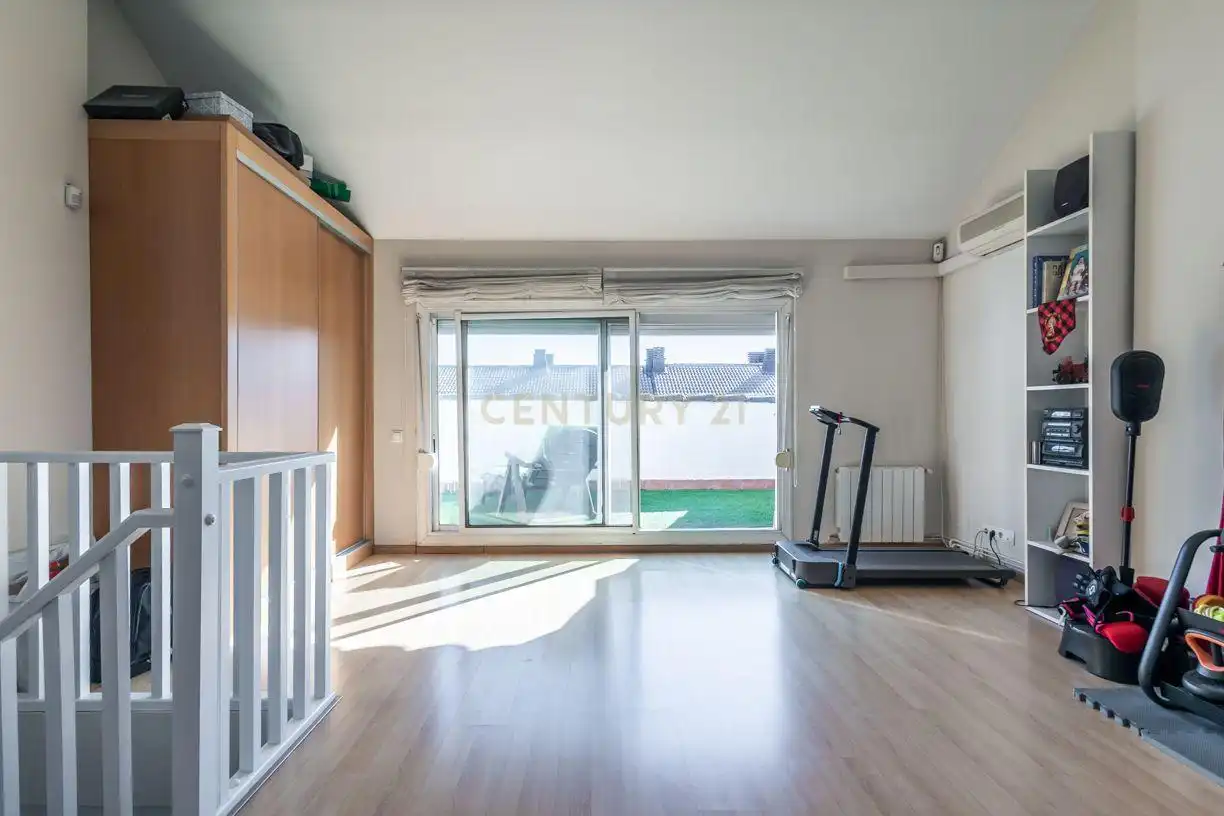 Schlafzimmer von Einfamilien-Reihenhaus zum Verkauf in Sant Joan Despí mit Klimaanlage und Balkon
