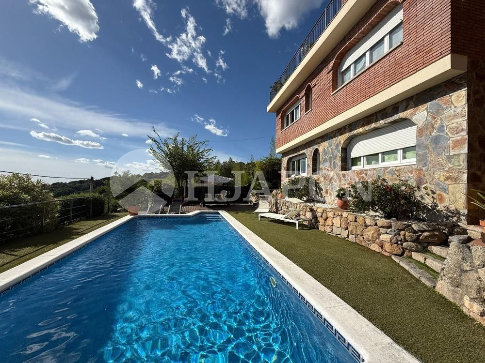 Vista exterior de Casa o xalet en venda en Alella amb Calefacció, Jardí privat i Terrassa