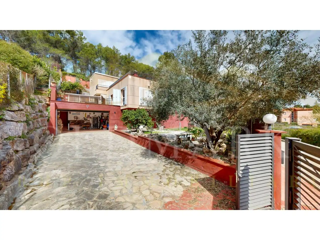 Vista exterior de Casa o xalet en venda en Corbera de Llobregat amb Aire condicionat, Calefacció i Jardí privat