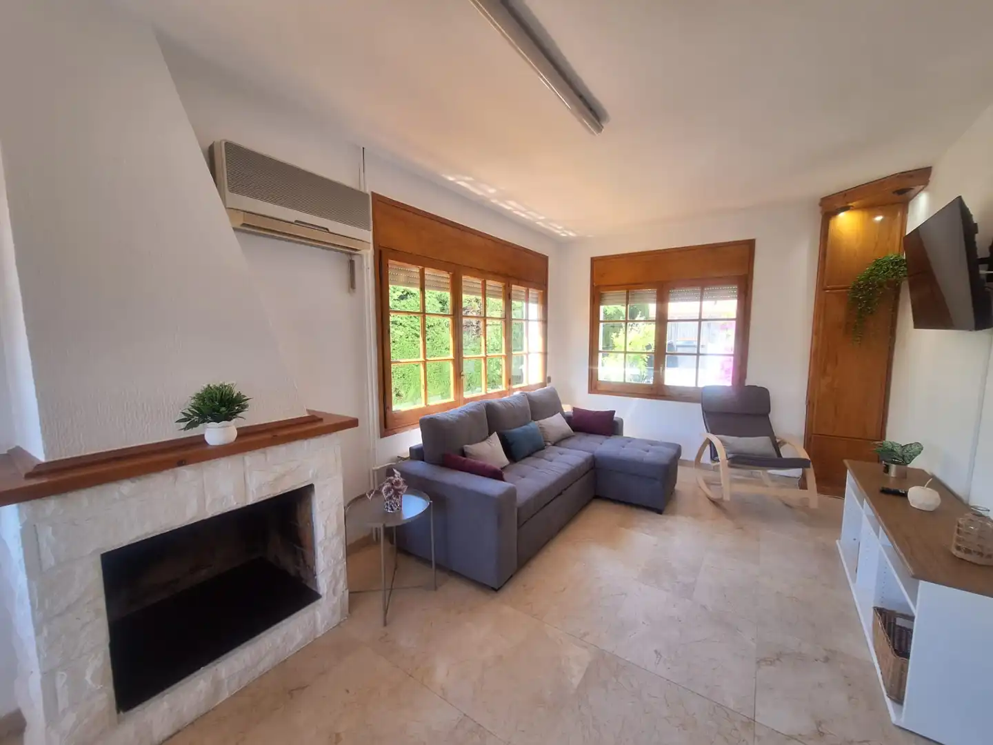 Sala de estar de Casa adosada en venta en Sant Esteve Sesrovires con Aire acondicionado, Calefacción y Jardín privado