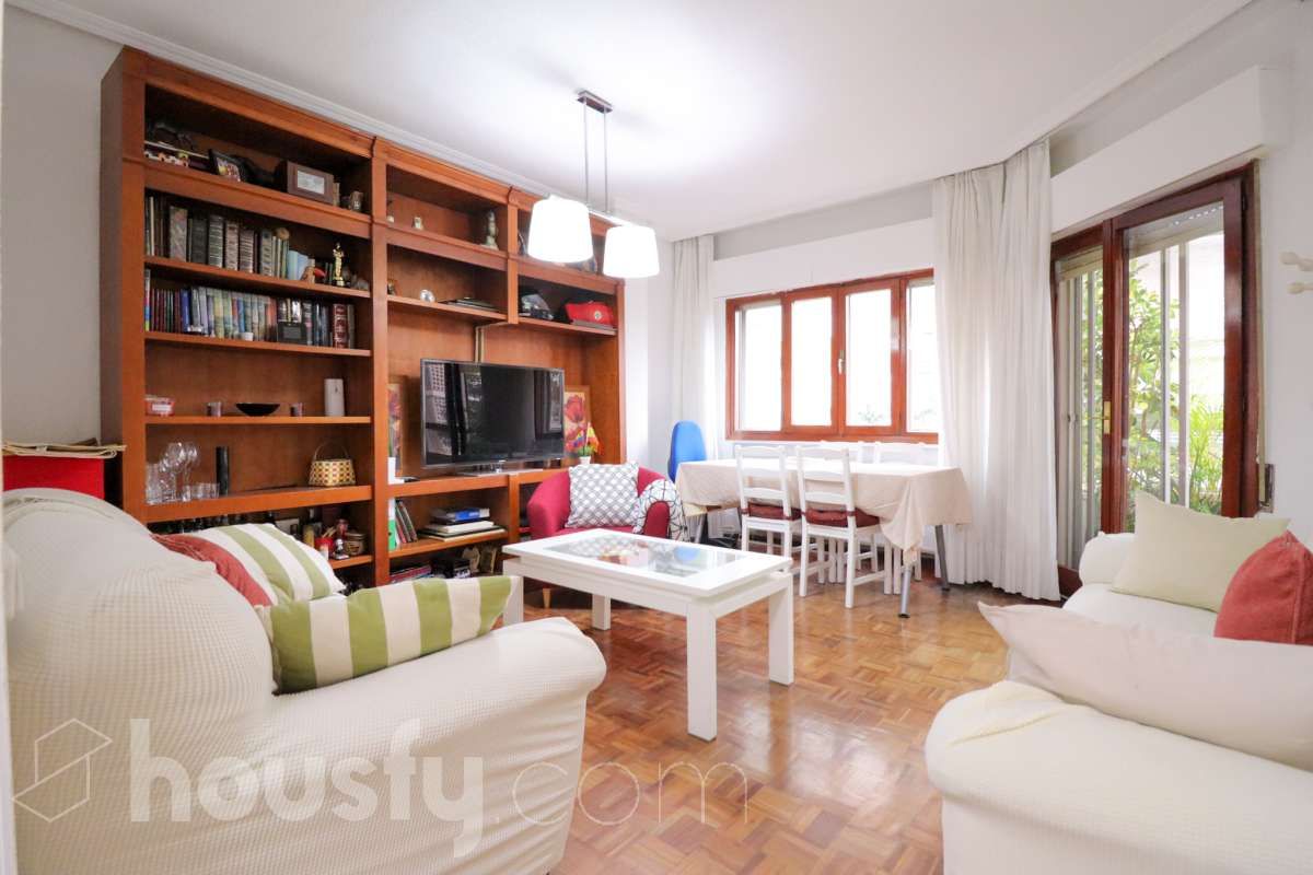 Living room of Flat for sale in  Madrid Capital  with Air Conditioner, Heating and Parquet flooring