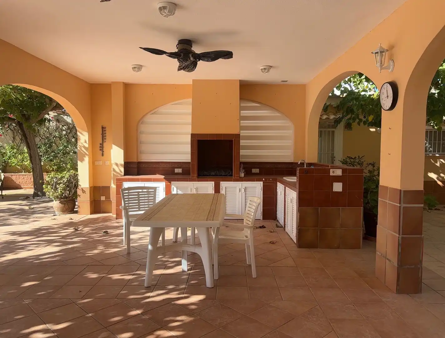 Terrasse von Erdgeschoss zum Verkauf in La Manga del Mar Menor mit Klimaanlage, Privatgarten und Schwimmbad