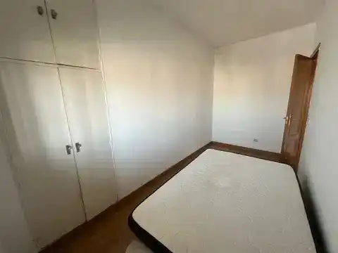Schlafzimmer von Wohnung zur Miete in  Madrid Capital mit Balkon