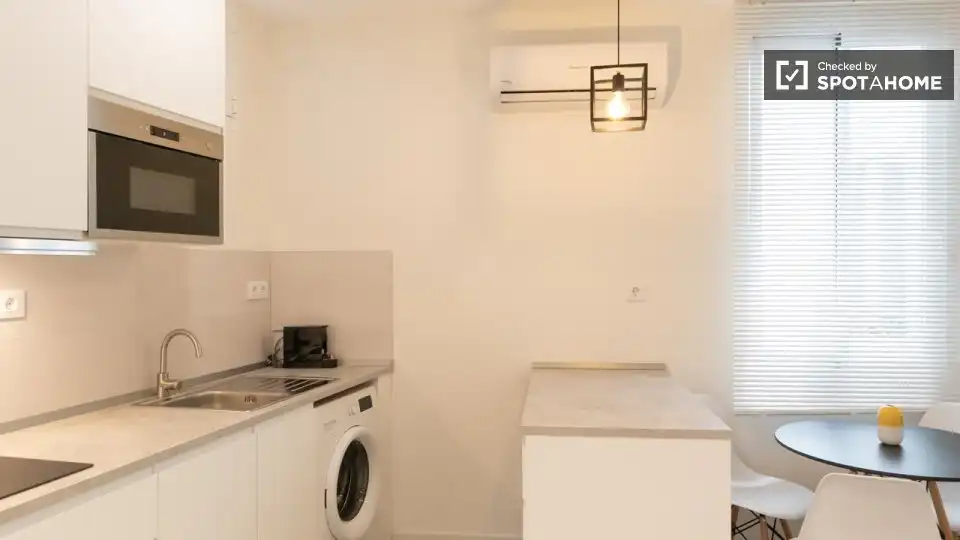 Cocina de Estudio para compartir en Madrid con Aire acondicionado, Calefacción y Terraza
