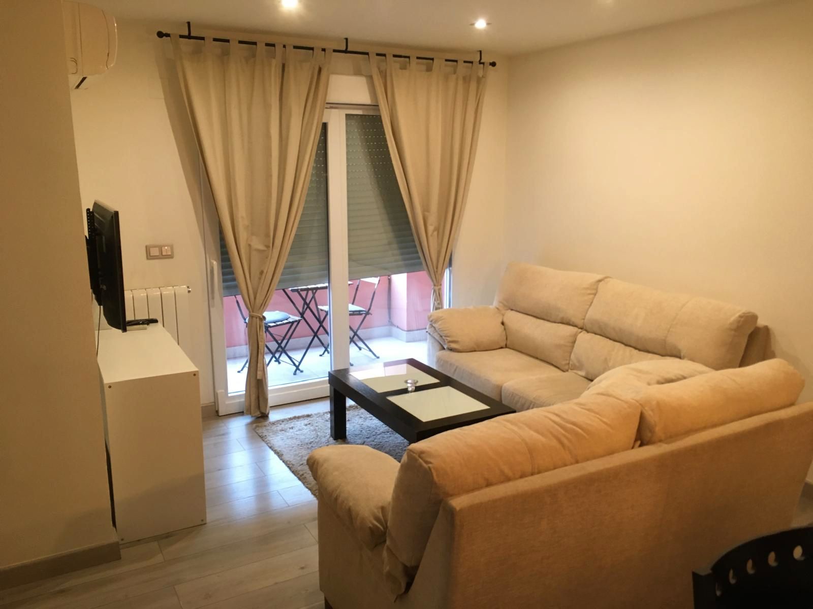 Living room of Flat to rent in  Granada Capital  with Air Conditioner, Heating and Parquet flooring