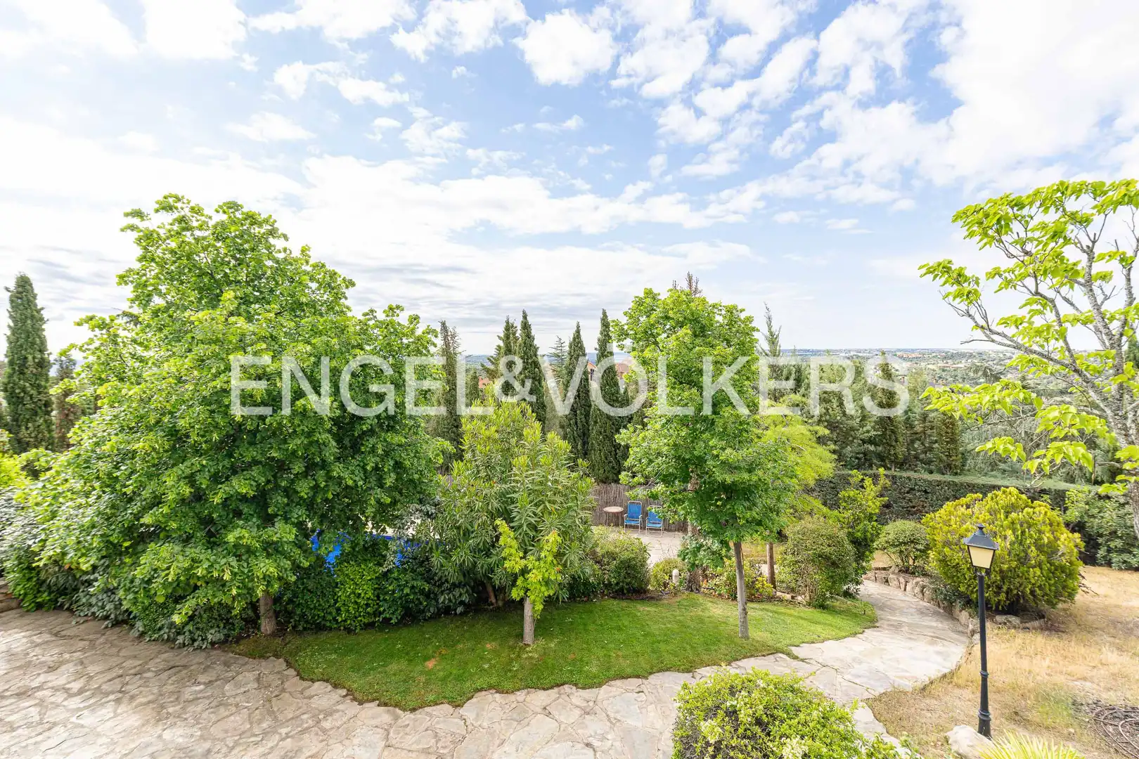 Vista exterior de Casa o xalet en venda en Torrelodones amb Calefacció, Jardí privat i Terrassa