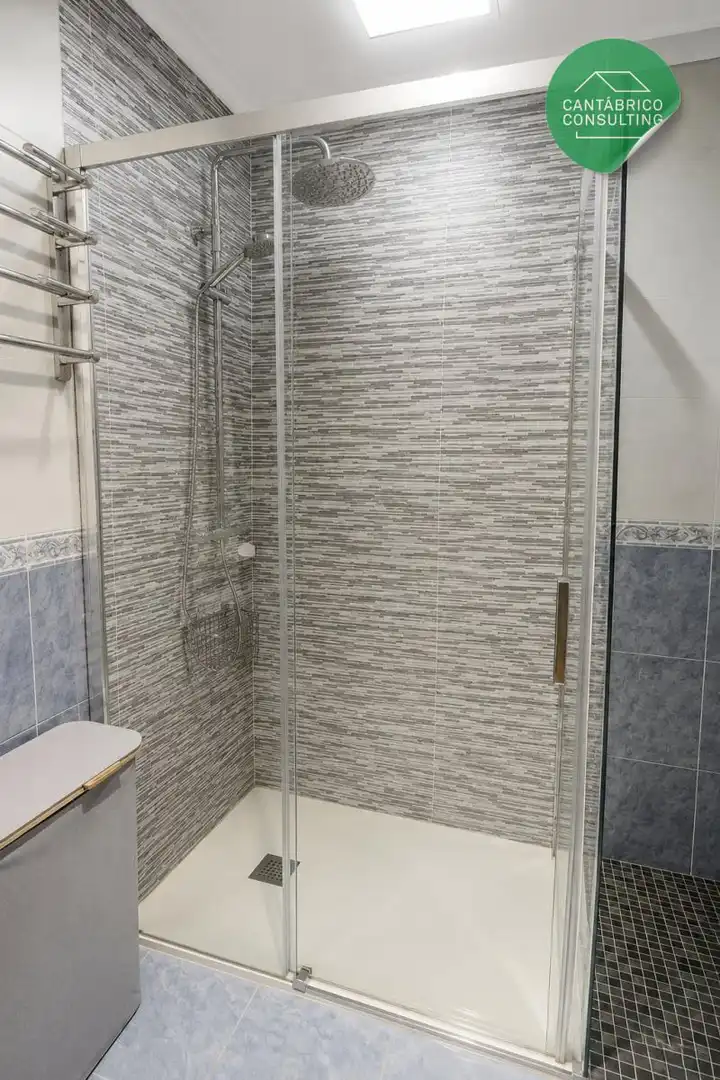 Bany de Pis en venda en Navia amb Calefacció, Parquet i Terrassa