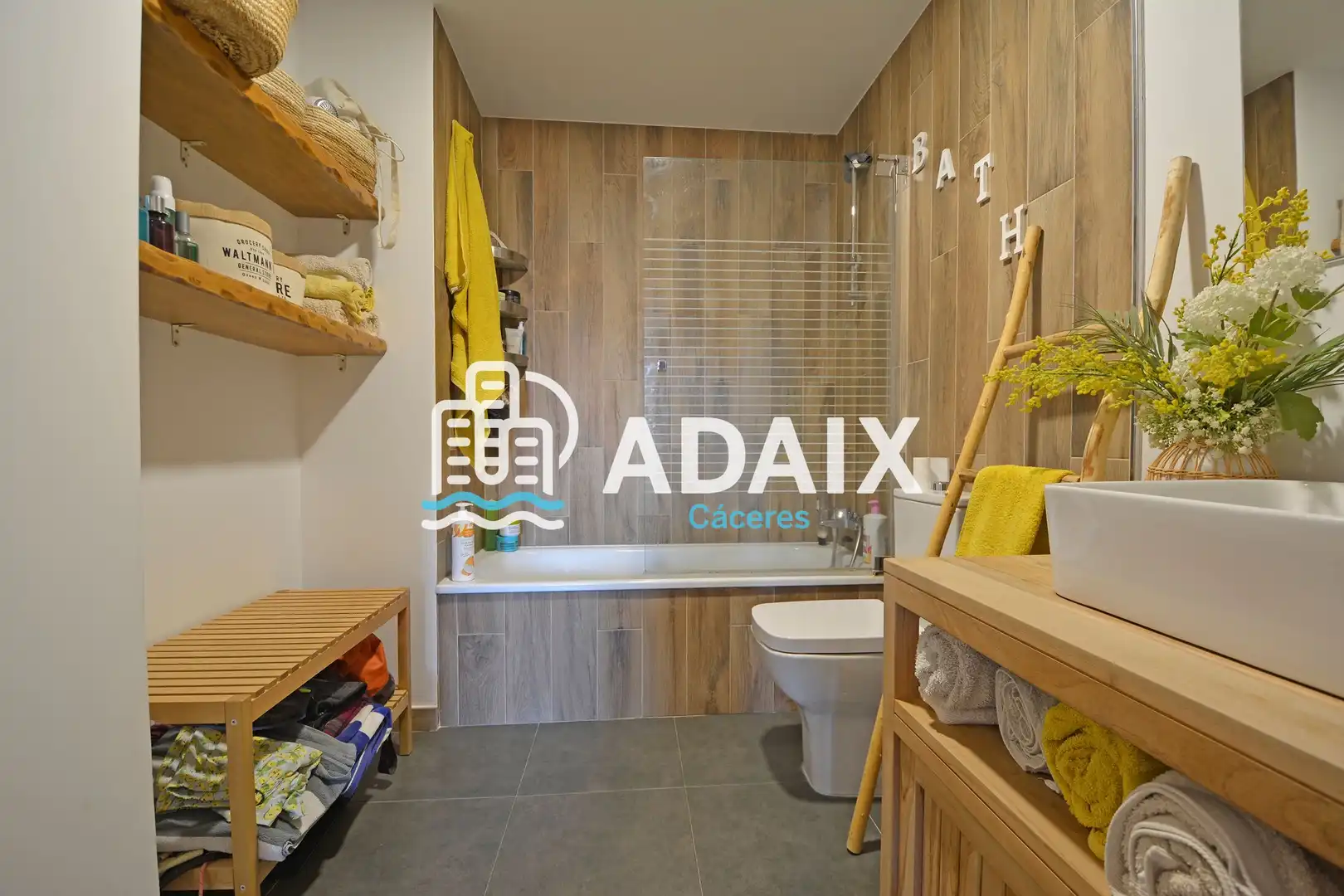 Bathroom of Flat for sale in Cáceres  with Air Conditioner, Heating and Terrace