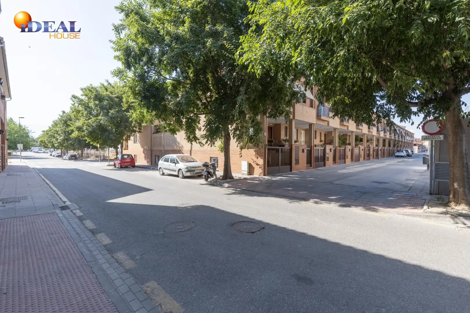 Vista exterior de Casa adosada en venda en Armilla amb Calefacció