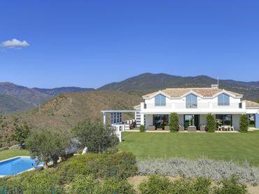 House with pool for sale in Marbella Centro