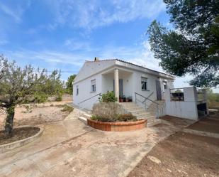 Vista exterior de Casa o xalet en venda en Cheste amb Jardí privat, Terrassa i Traster