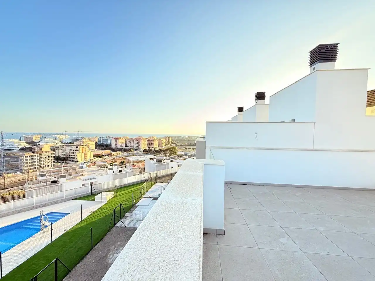 Terraza de Casa adosada en venta en Vélez-Málaga con Jardín privado y Piscina comunitaria