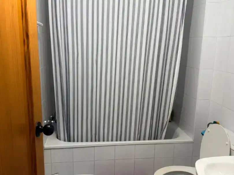 Badezimmer von Wohnungen zur Miete in Torrevieja mit Klimaanlage, Schwimmbad und Balkon