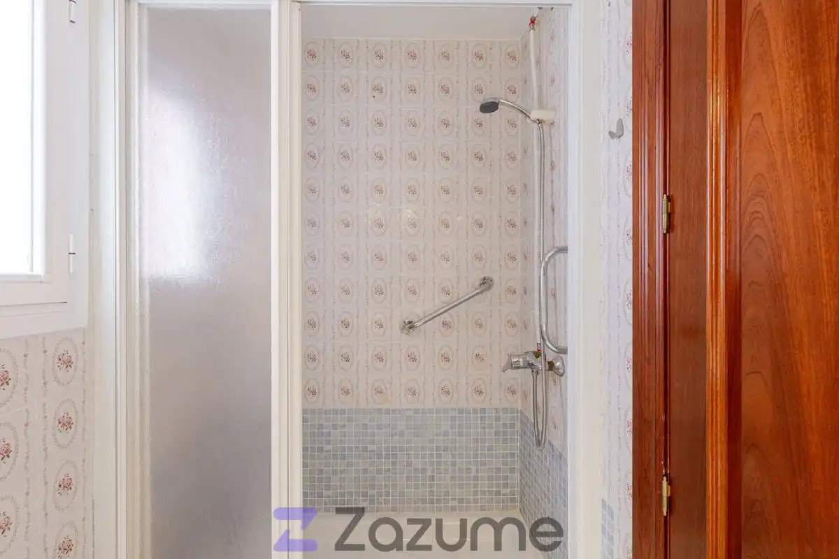 Bathroom of Flat for rent in Madrid  with Heating, Parquet flooring and Terrace