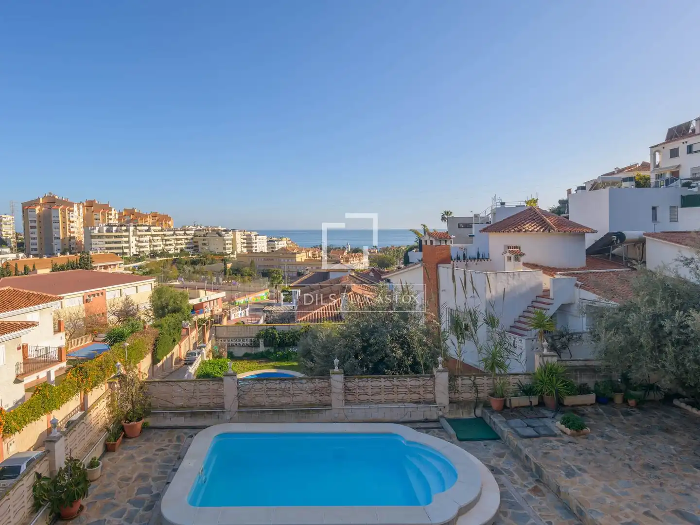 Vista exterior de Casa o xalet en venda en Rincón de la Victoria amb Aire condicionat, Jardí privat i Terrassa
