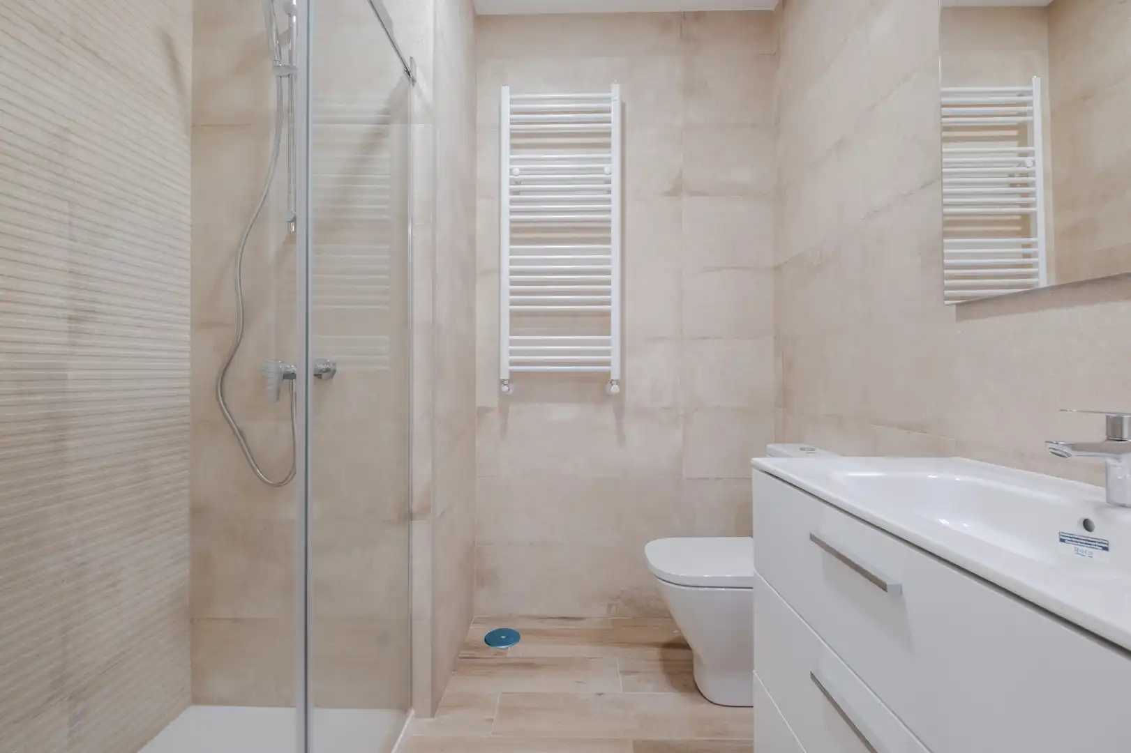Badezimmer von Wohnung zur Miete in Madrid mit Heizung, Ofen und Waschmaschine