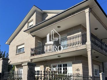 House with balcony for sale in Meis
