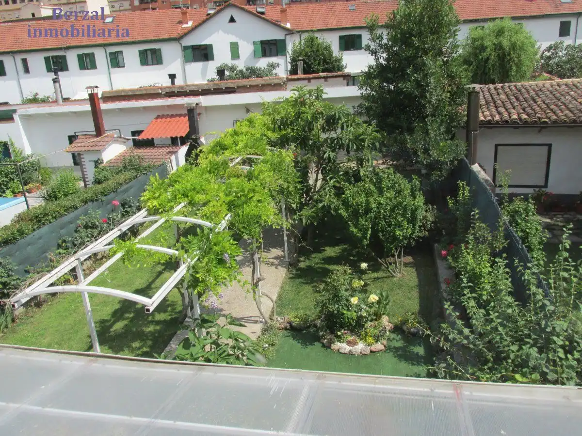 Jardí de Casa o xalet en venda en  Logroño amb Calefacció, Jardí privat i Terrassa
