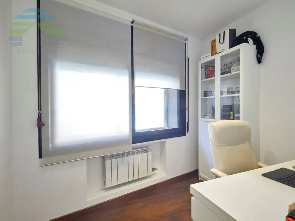 Schlafzimmer von Wohnung zum Verkauf in Barcelona mit Klimaanlage und Heizung
