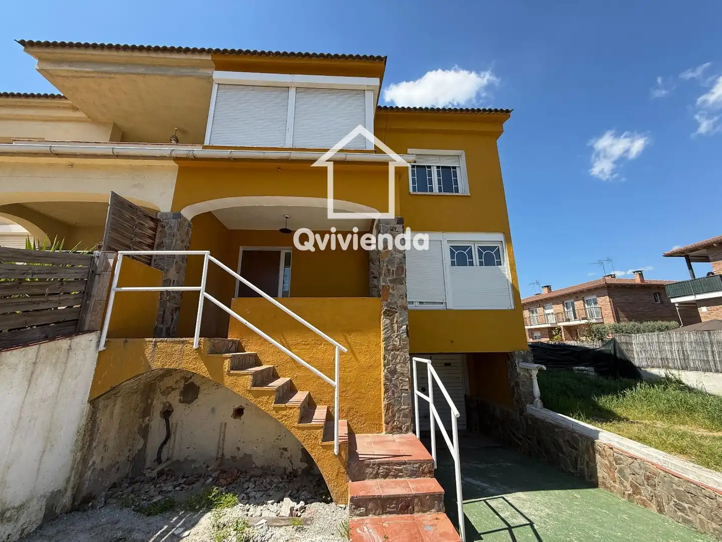 Vista exterior de Casa adosada en venta en Palau-solità i Plegamans con Piscina