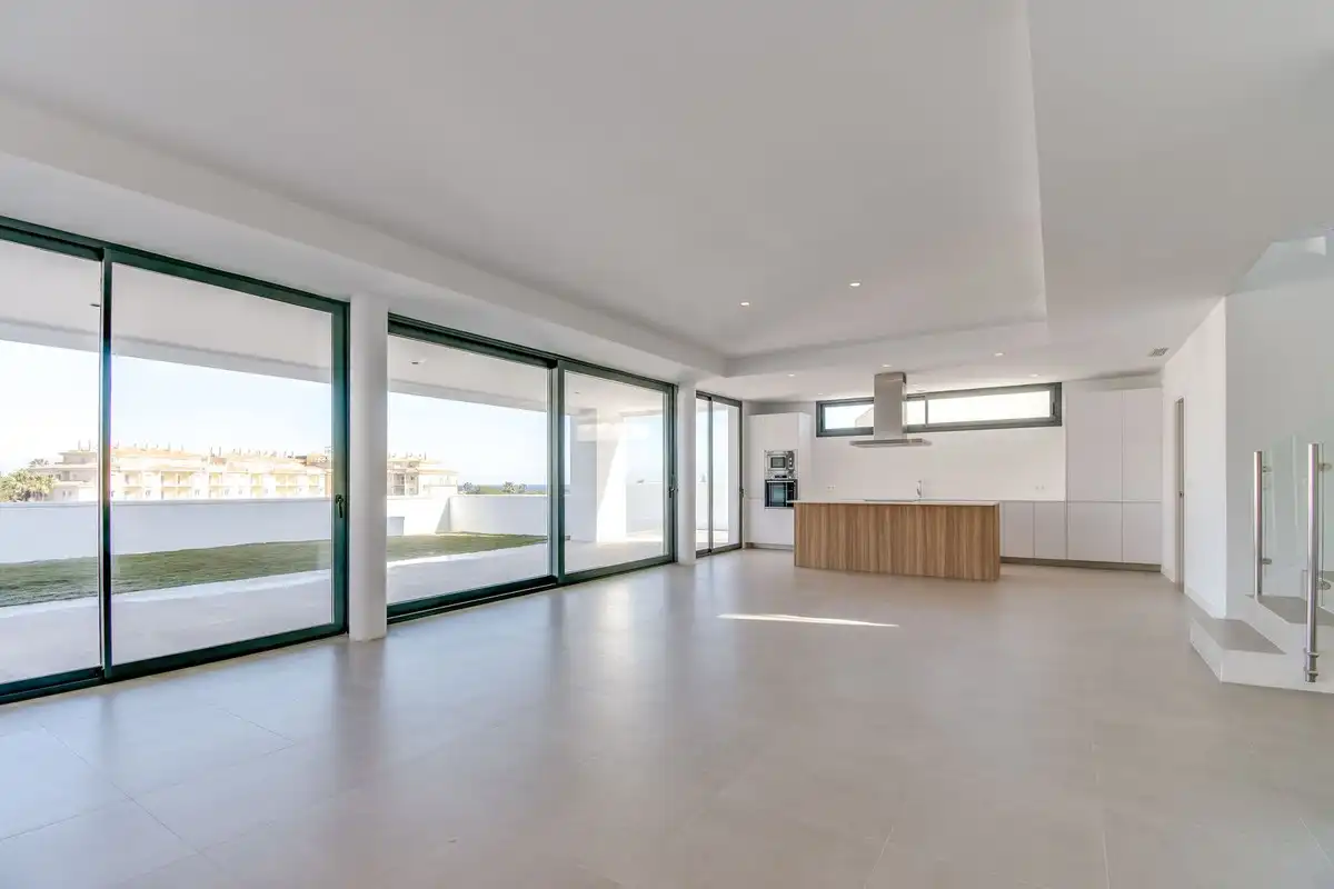 Sala d'estar de Casa o xalet en venda en Manilva amb Aire condicionat, Jardí privat i Terrassa