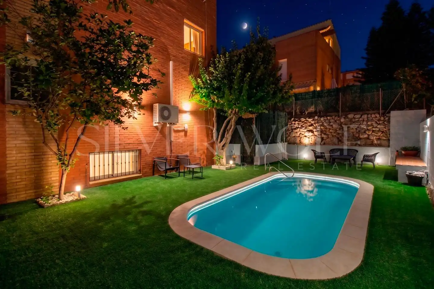Schwimmbecken von Einfamilien-Reihenhaus zum Verkauf in Viladecans mit Heizung, Privatgarten und Terrasse