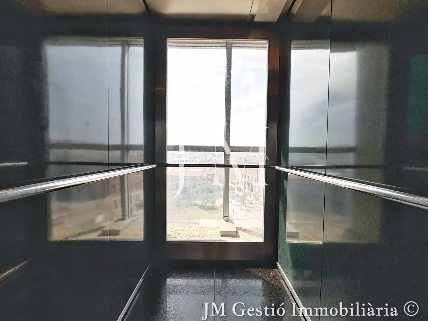 Wohnung zum Verkauf in Terrassa mit Klimaanlage, Heizung und Parkett