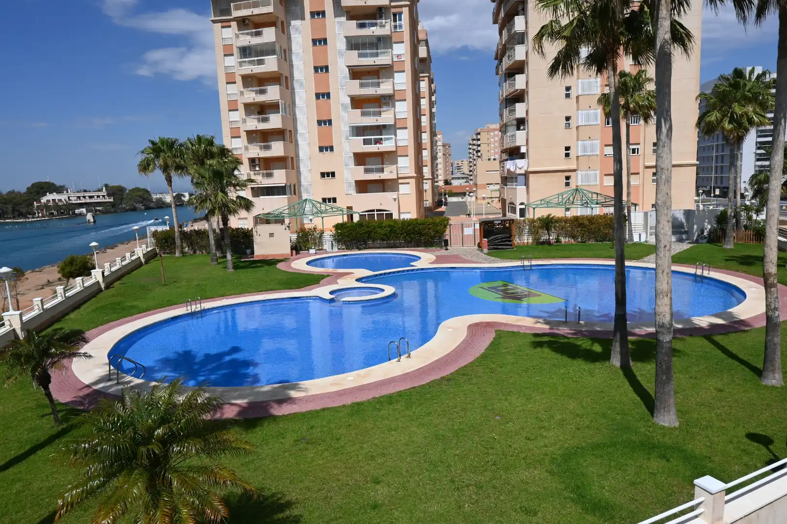 Piscina de Apartamento en venta en La Manga del Mar Menor con Terraza, Trastero y Amueblado