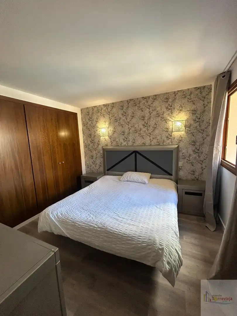 Dormitori de Apartament de lloguer en Torrevieja amb Aire condicionat, Calefacció i Terrassa
