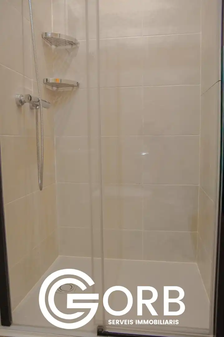 Badezimmer von Wohnung zum Verkauf in Mataró mit Parkett, Terrasse und Möbliert