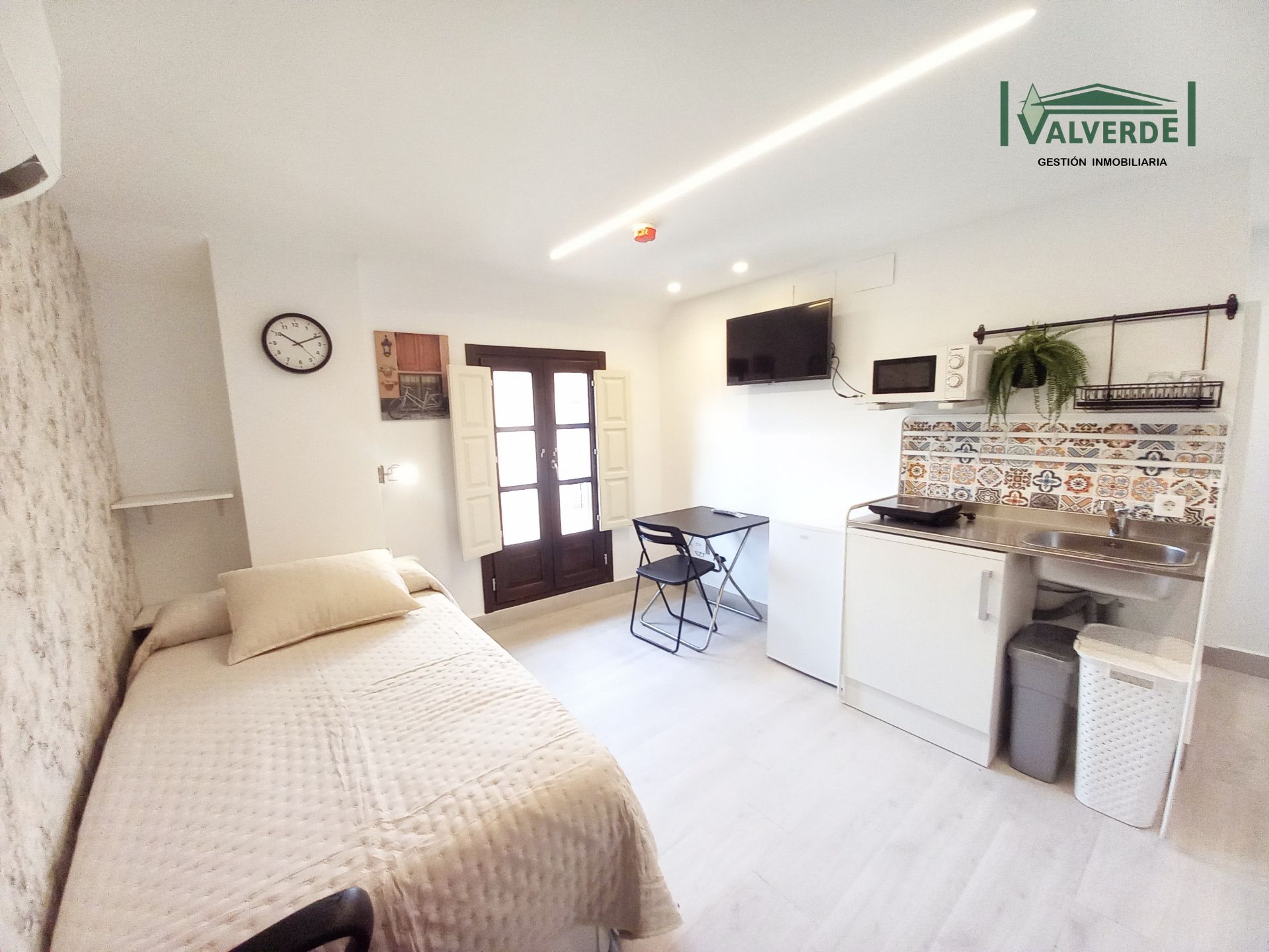 Habitación de Estudio de alquiler en  Granada Capital con Aire acondicionado, Calefacción y Amueblado