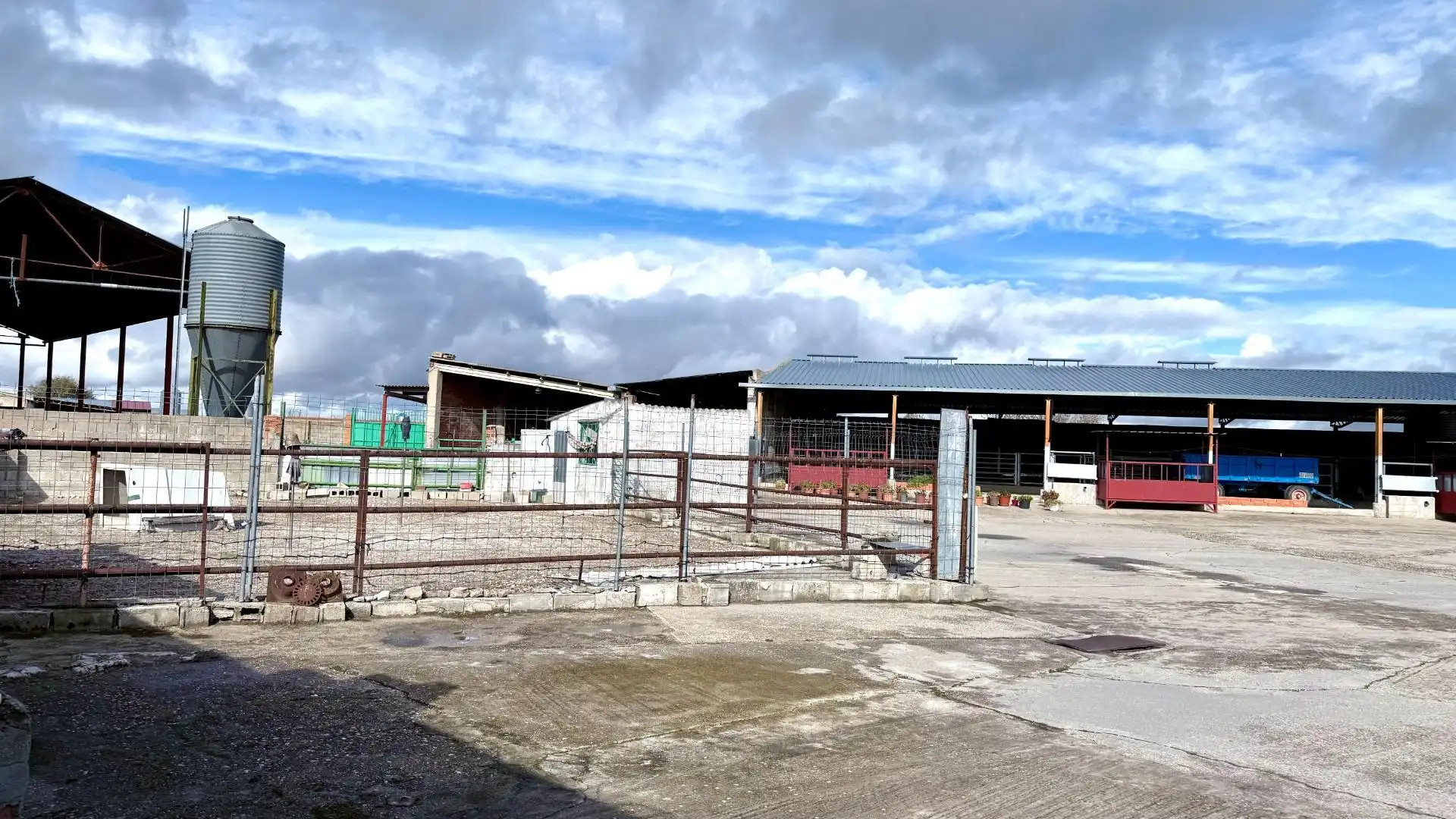 Außenansicht von Fabrikhallen zum Verkauf in Portillo