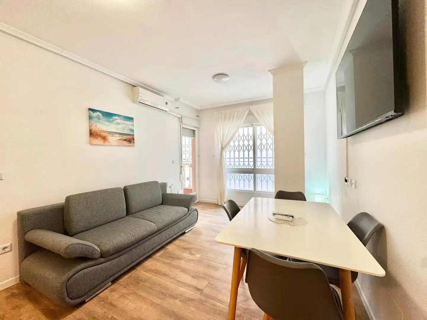 Sala de estar de Planta baja de alquiler en Torrevieja con Aire acondicionado, Piscina y Amueblado