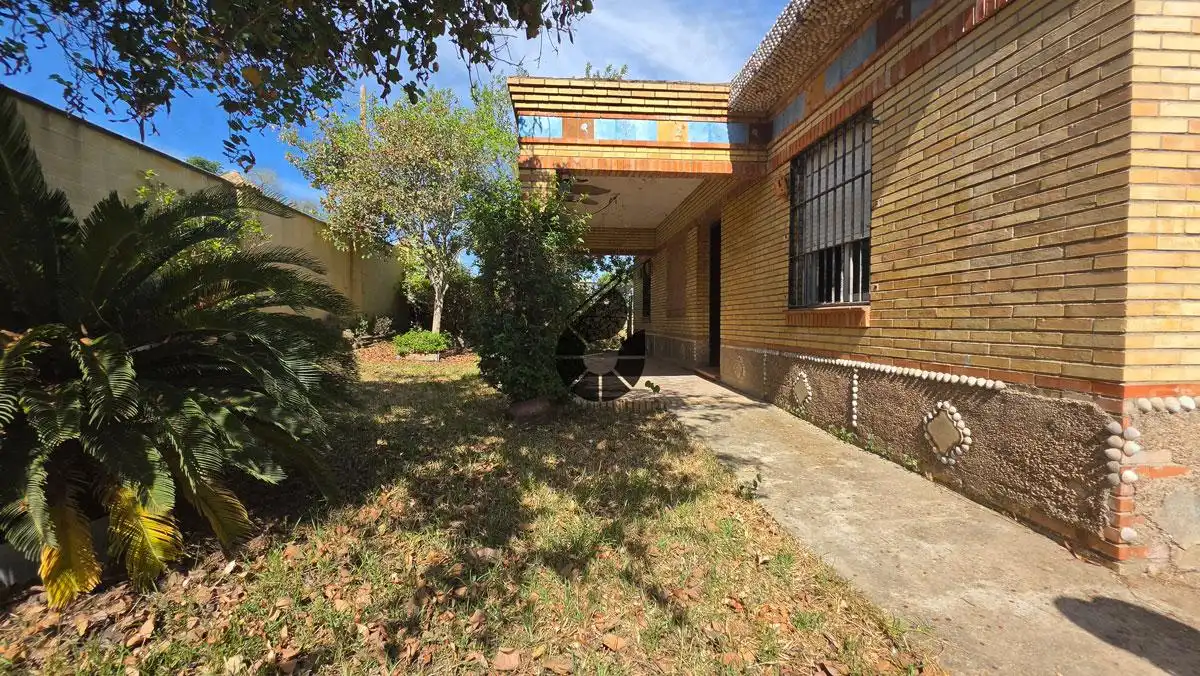 Vista exterior de Finca rústica en venda en Coria del Río amb Jardí privat i Piscina
