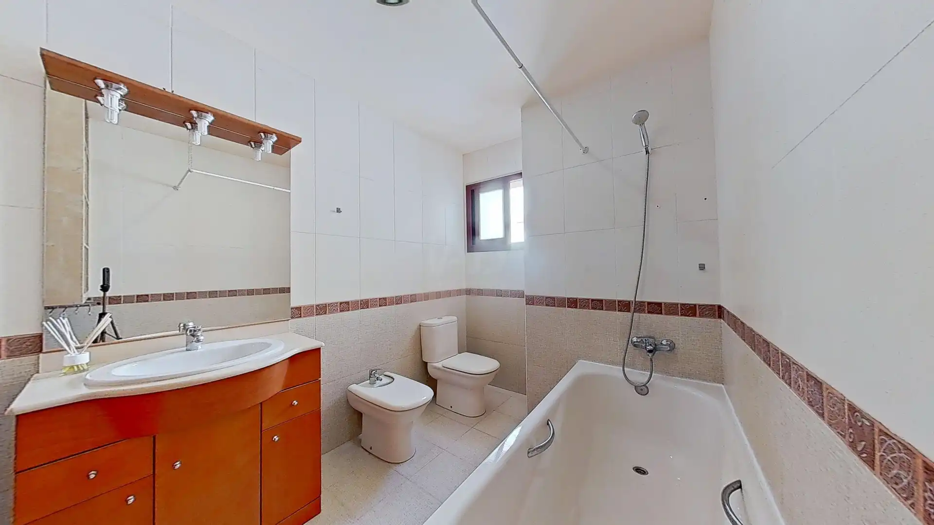Badezimmer von Einfamilien-Reihenhaus zum Verkauf in Cervià de Les Garrigues mit Heizung und Terrasse