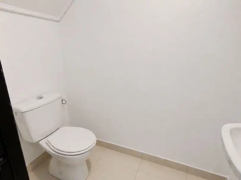 Baño de Local de alquiler en Valencina de la Concepción con Aire acondicionado