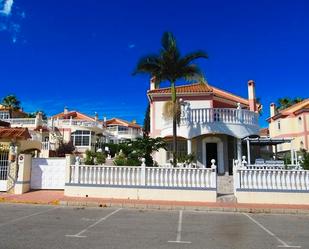 Vista exterior de Casa adosada en venda en Torrevieja amb Aire condicionat, Jardí privat i Terrassa