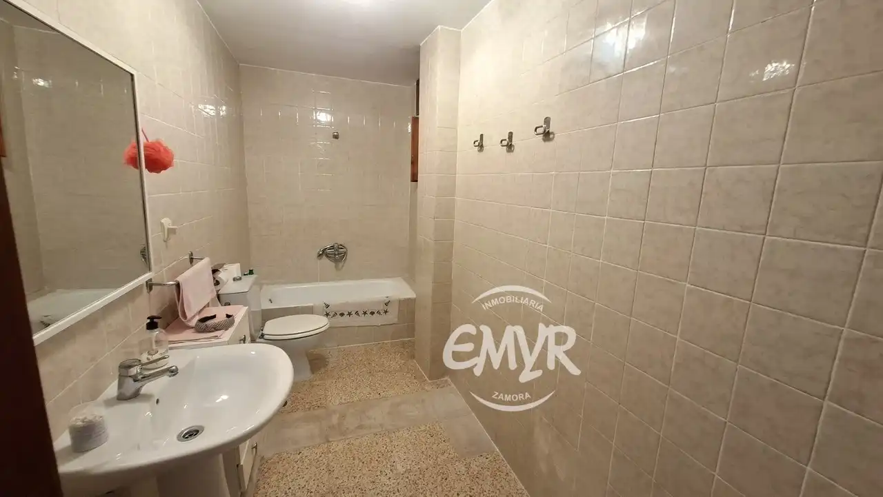 Bany de Casa o xalet en venda en Zamora Capital  amb Calefacció, Jardí privat i Parquet