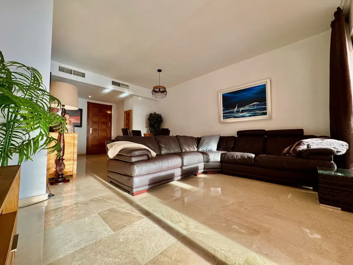 Sala d'estar de Planta baixa en venda en Mijas amb Aire condicionat, Jardí privat i Terrassa