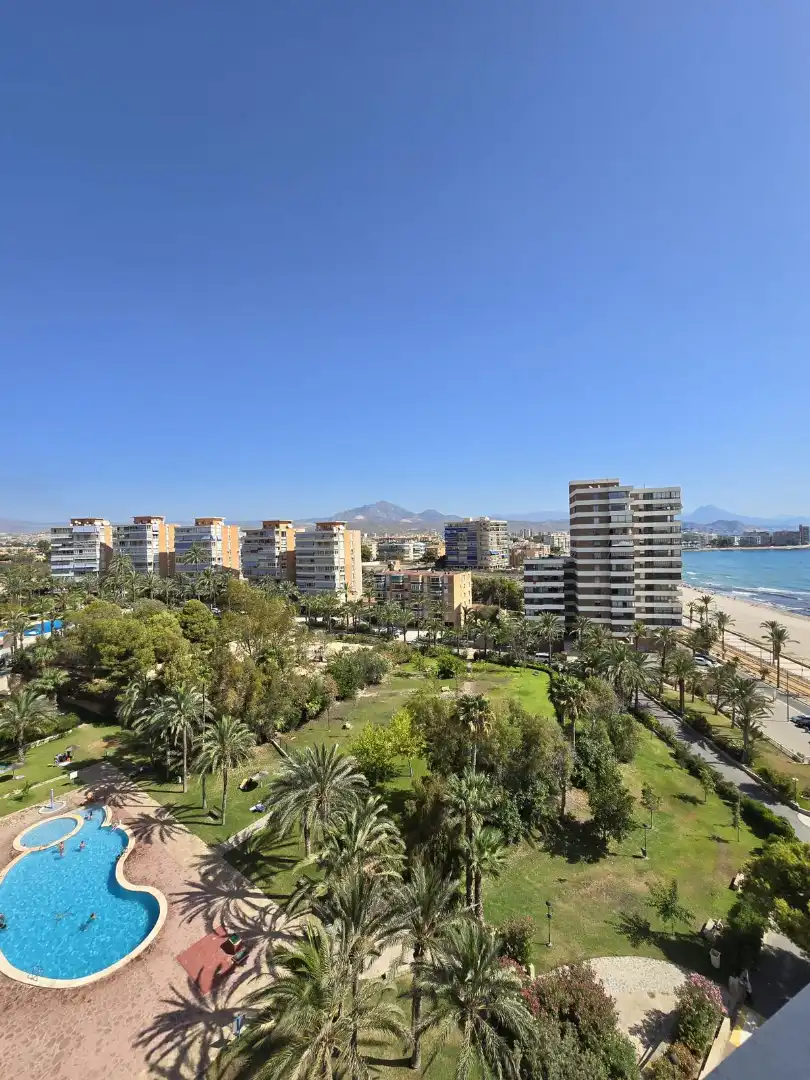 Vista exterior de Pis en venda en El Campello amb Terrassa, Moblat i Piscina comunitària