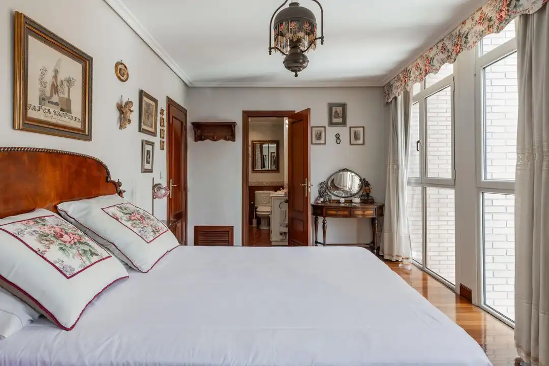 Schlafzimmer von Wohnung zum Verkauf in Irun  mit Heizung