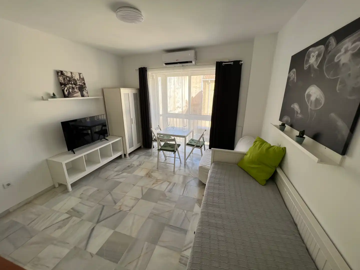 Sala d'estar de Estudi de lloguer en Málaga amb Aire condicionat, Calefacció i Moblat