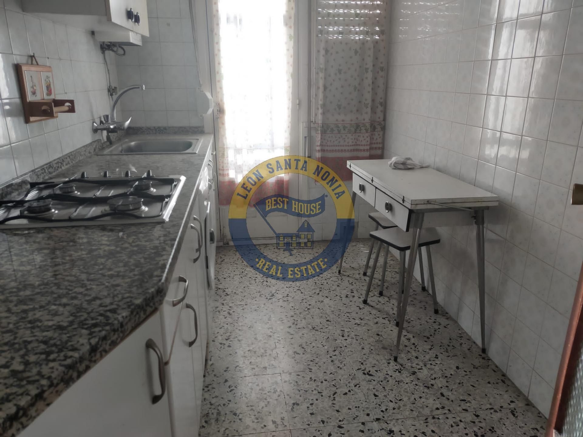 Kitchen of Flat for sale in Mansilla de las Mulas  with Private garden, Terrace and Storage room