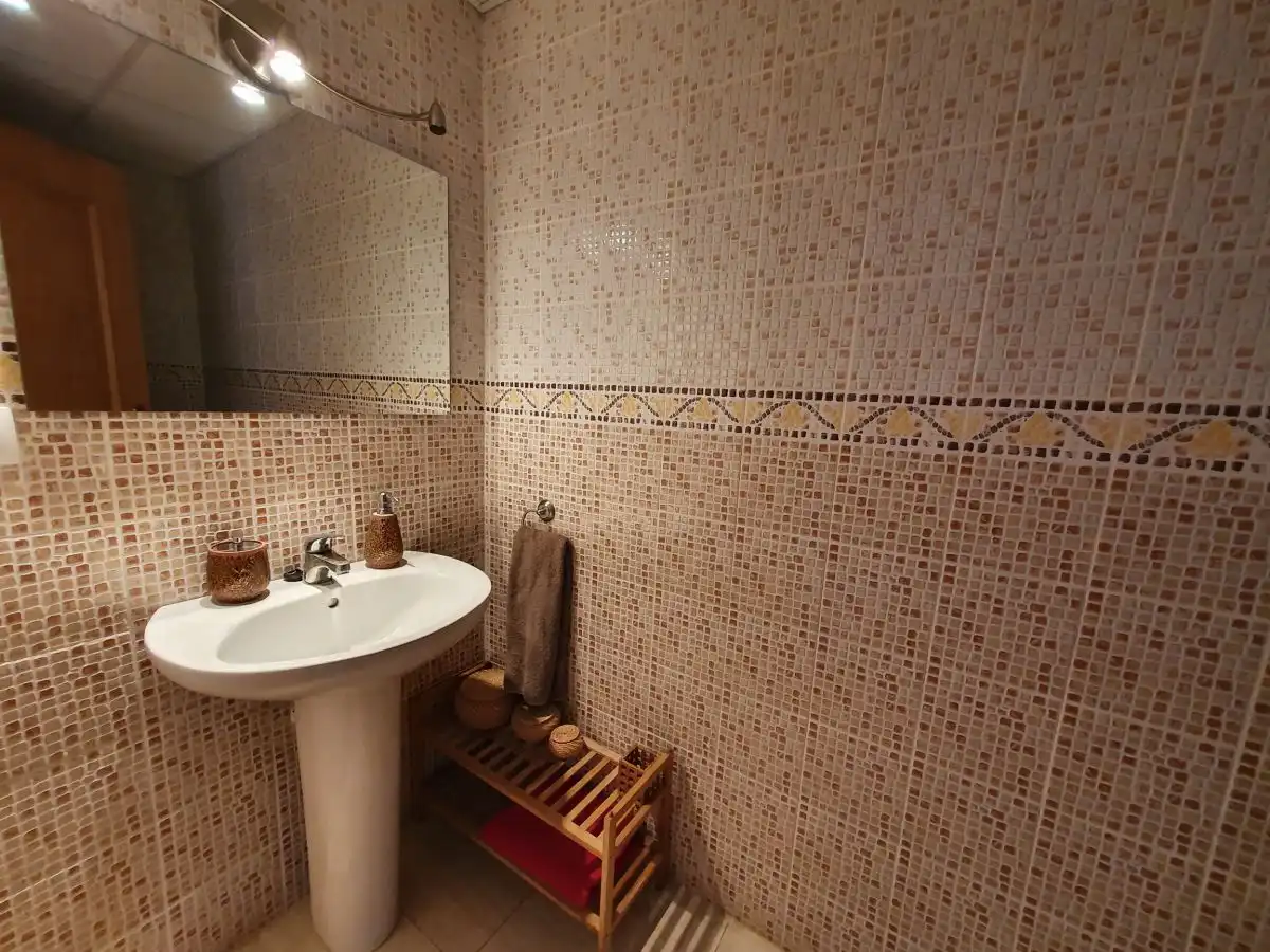 Badezimmer von Einfamilien-Reihenhaus zum Verkauf in Mont-roig del Camp mit Klimaanlage, Heizung und Privatgarten