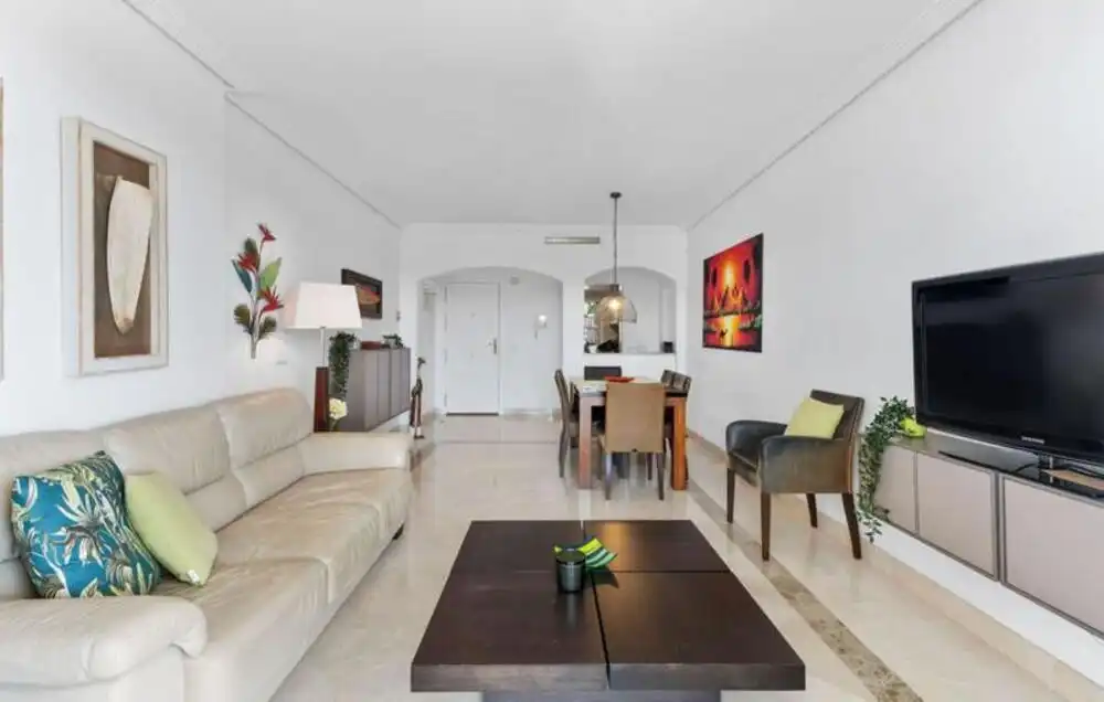 Sala d'estar de Apartament de lloguer en Benahavís amb Aire condicionat, Terrassa i Traster