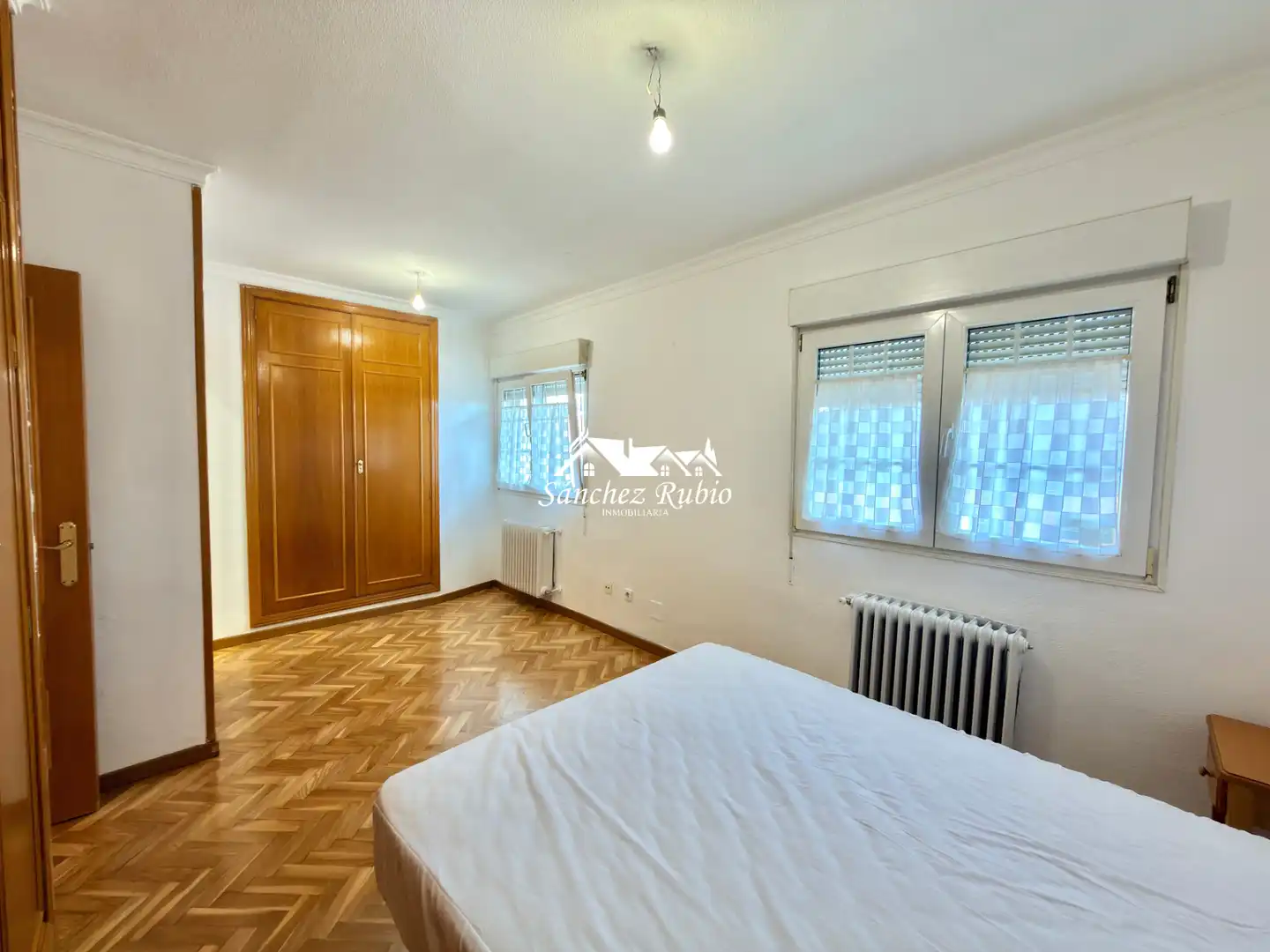 Schlafzimmer von Einfamilien-Reihenhaus zur Miete in Torrelodones mit Heizung, Privatgarten und Parkett