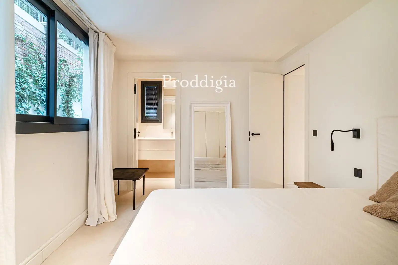 Dormitori de Casa o xalet en venda en Barcelona amb Aire condicionat, Calefacció i Jardí privat