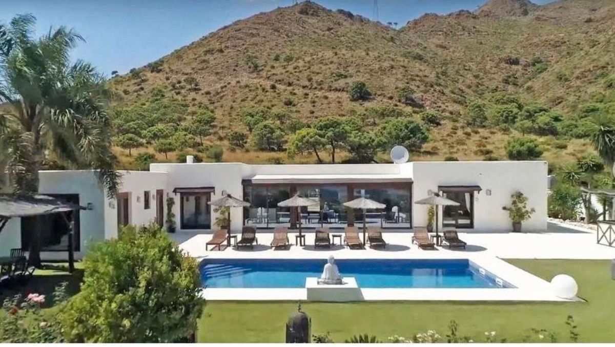 Vista exterior de Casa o xalet de lloguer en Estepona amb Aire condicionat, Jardí privat i Terrassa