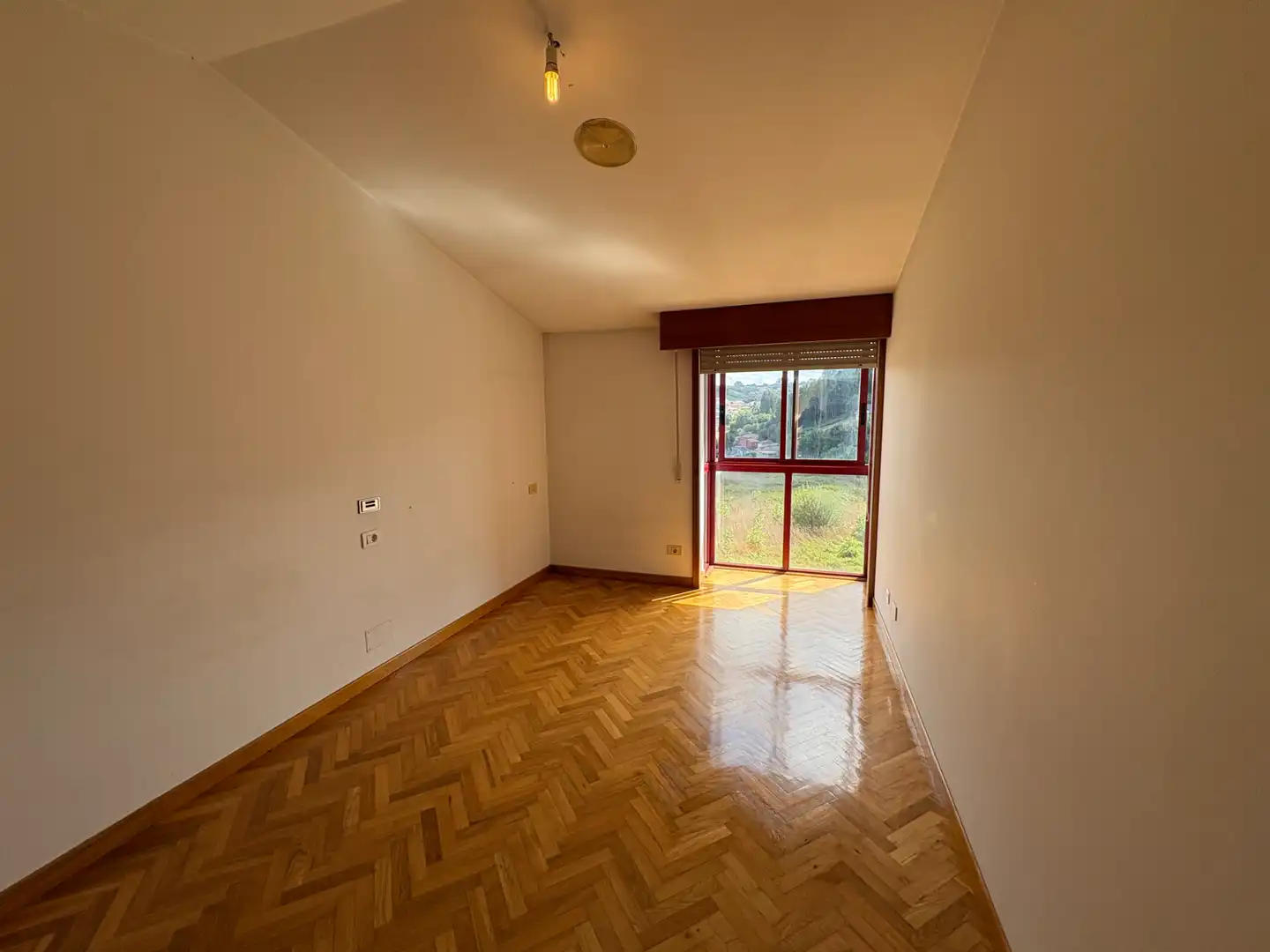 Habitación de Casa adosada en venta en Culleredo con Calefacción, Jardín privado y Parquet