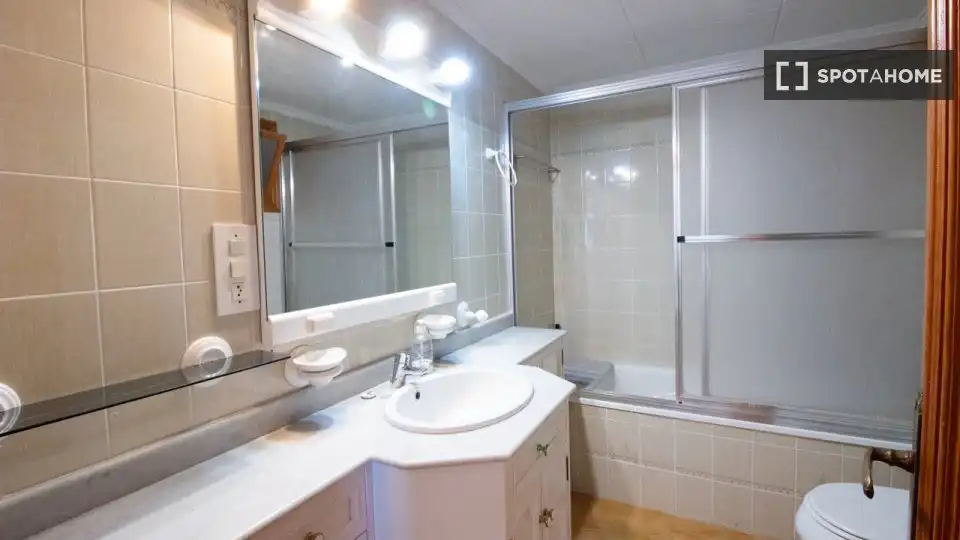 Baño de Piso de alquiler en Cullera con Aire acondicionado, Calefacción y Amueblado